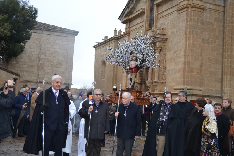 Los mayordomos de San Sebastián a la salida de la Catedral