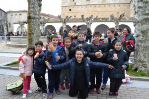 Algunos escolares degustando su bocata.