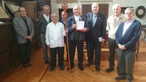 Junto al presidente del Cabildo y los canónigos