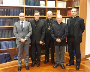 Los representantes de la Fundación, con monseñor Berzosa, y los del Consejo Pontificio.