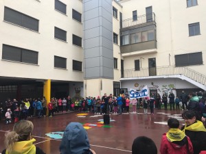 Antes de iniciar la marcha en el patio del colegio de las Misioneras.