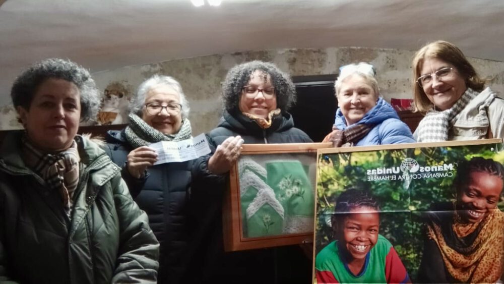 Entrega del premio de la rifa de Manos Unidas