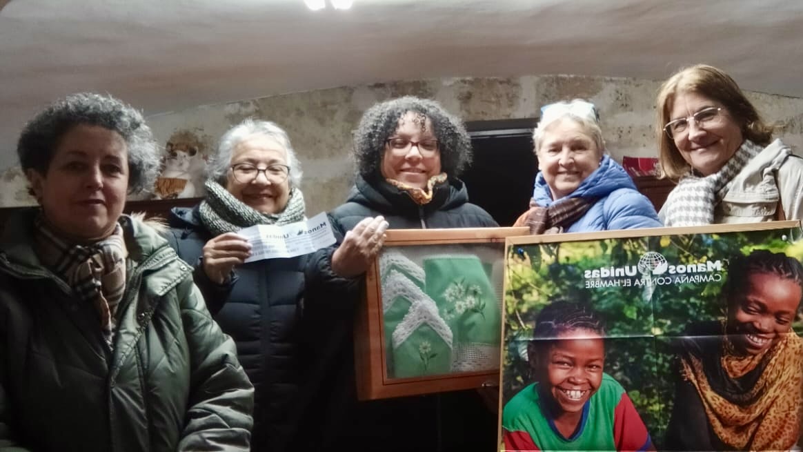 Entrega del premio de la rifa de Manos Unidas