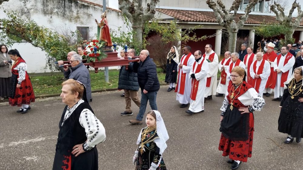 El obispo preside las actividades de San Blas