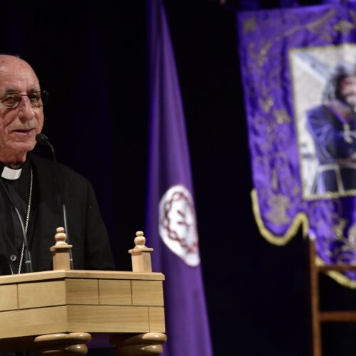 Un momento del pregón de la Semana Santa a cargo de don Atilano Rodríguez.