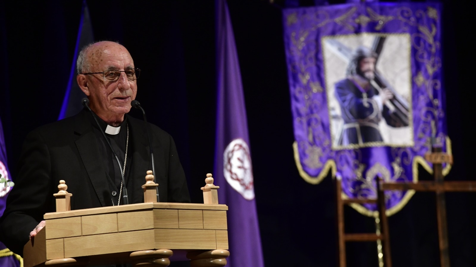 Un momento del pregón de la Semana Santa a cargo de don Atilano Rodríguez.