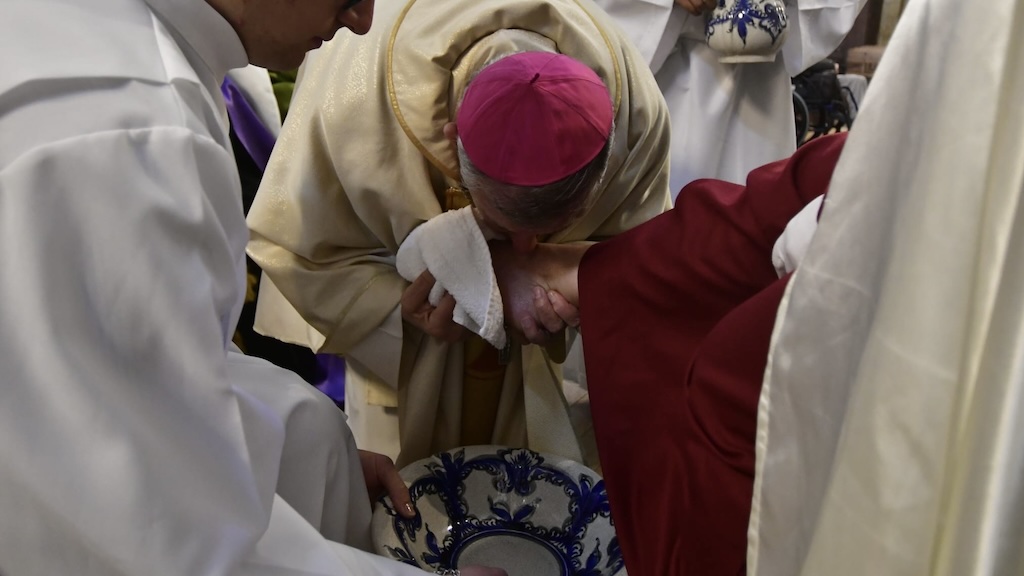 Un momento del lavatorio de los pies en la Misa de la Cena del Señor