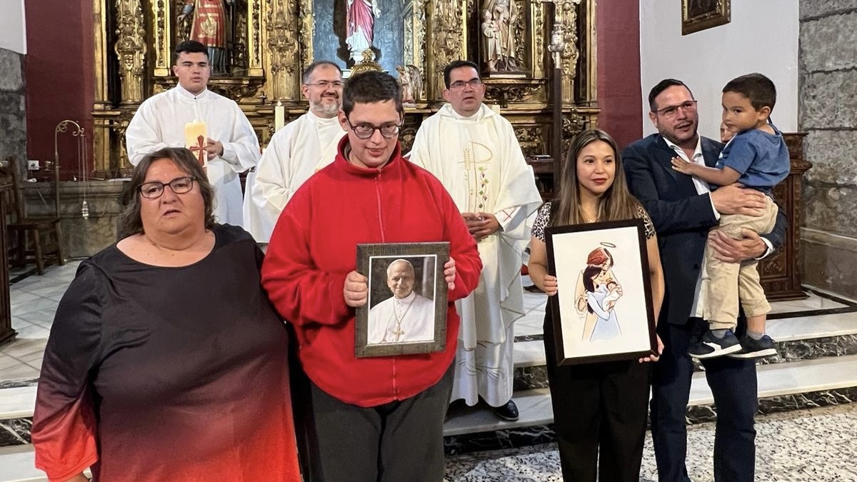 Familias durante la eucaristía por la visita del Papa León XIV