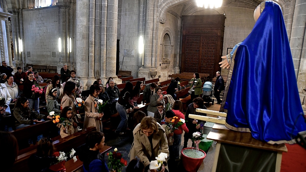 Ofrenda floral a la Virgen de la Delegación de Misiones