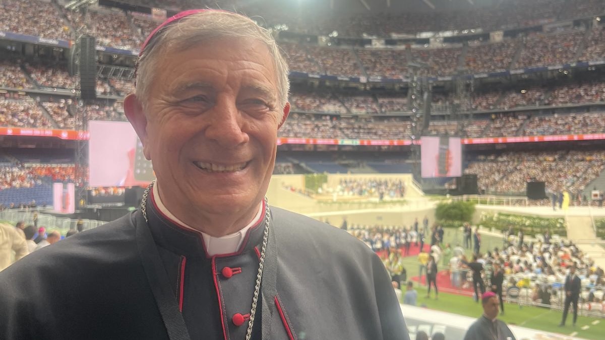 El obispo en el Estadio Santiago Bernabéu.