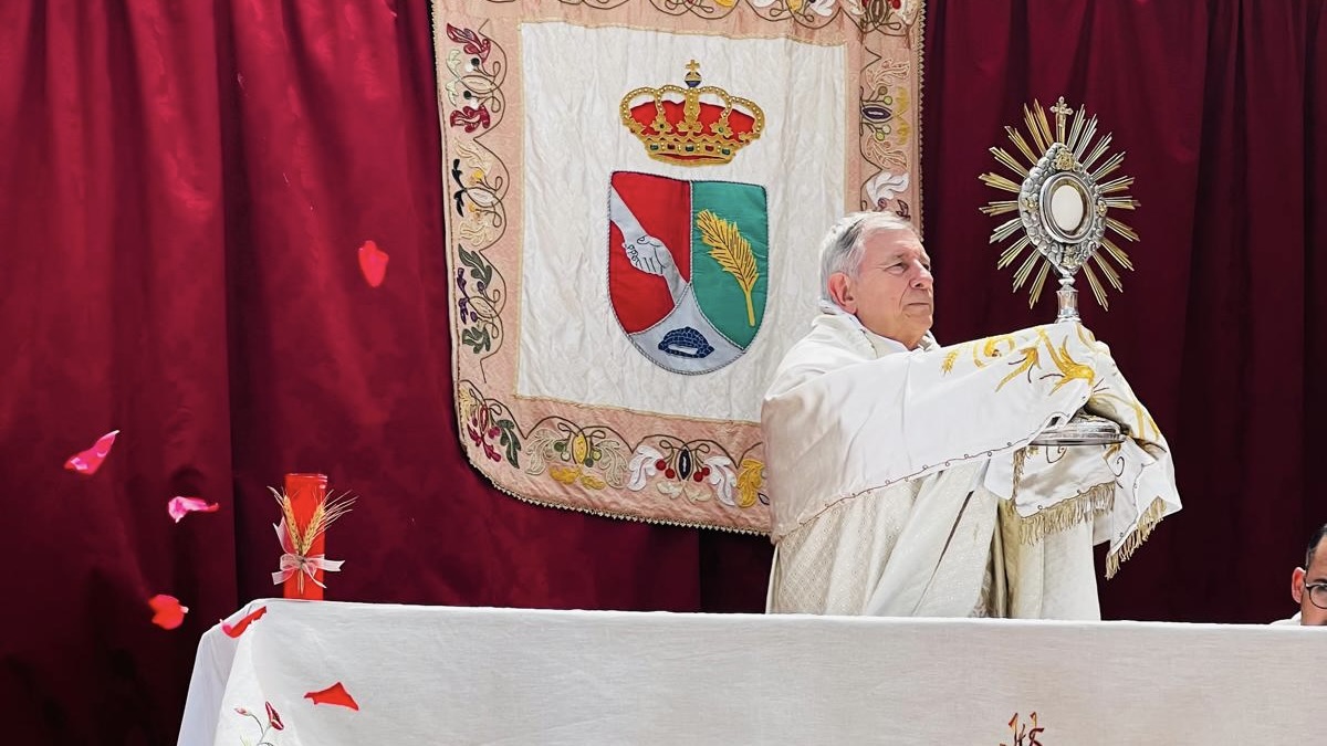 El obispo durante la celebración del Corpus