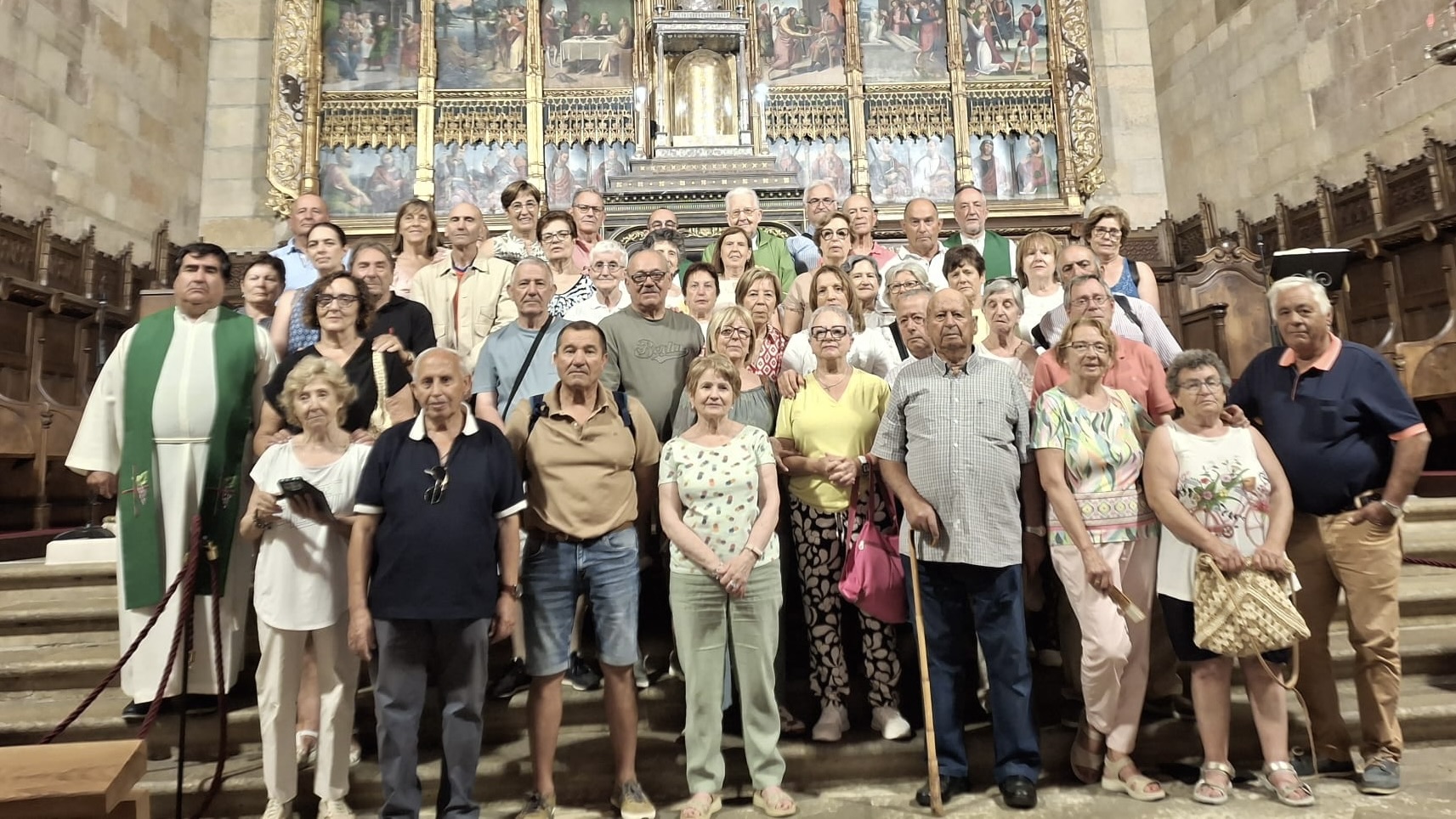 El grupo de fieles junto al obispo emérito de León, Mons. Julián López Martín