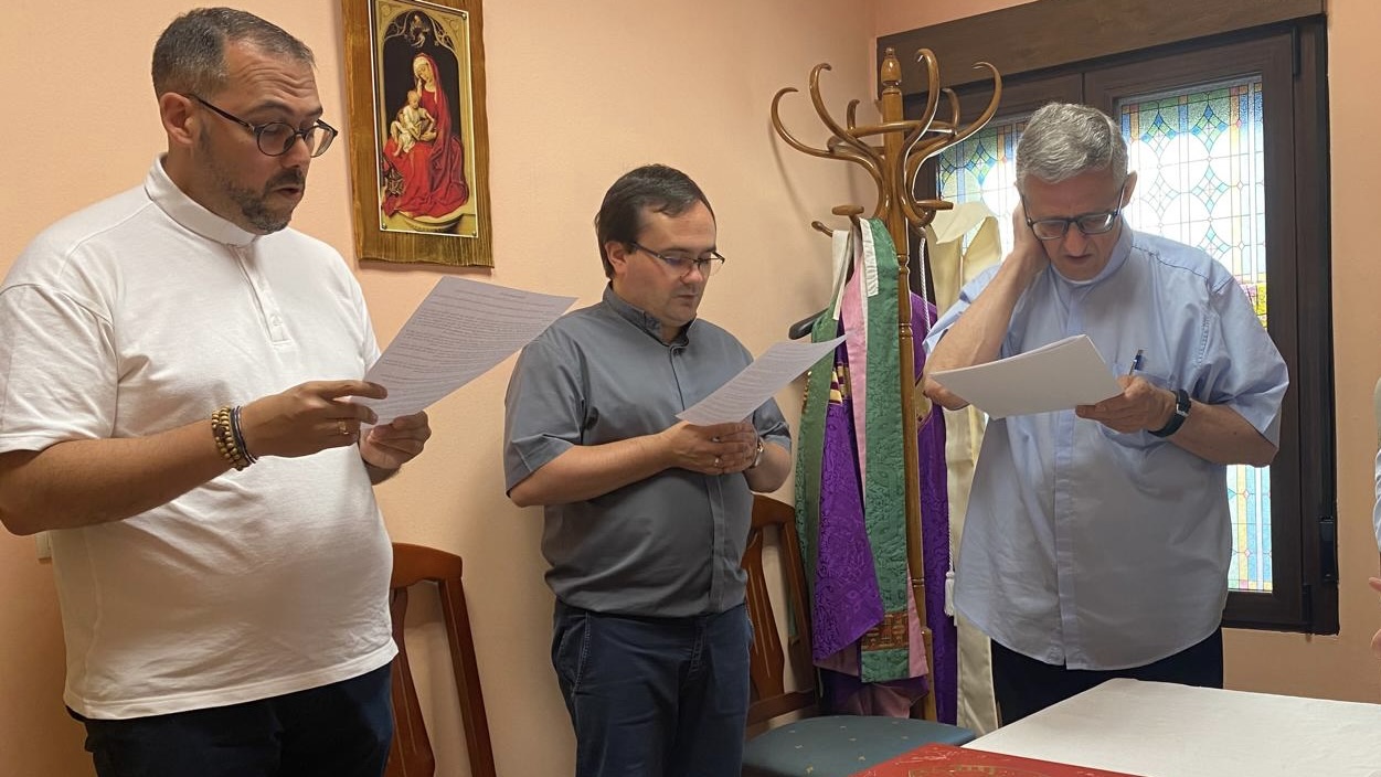 Un momento del acto de profesión de fe y juramento de fidelidad de Anselmo Santos y José Efraín Peinado como canónigos