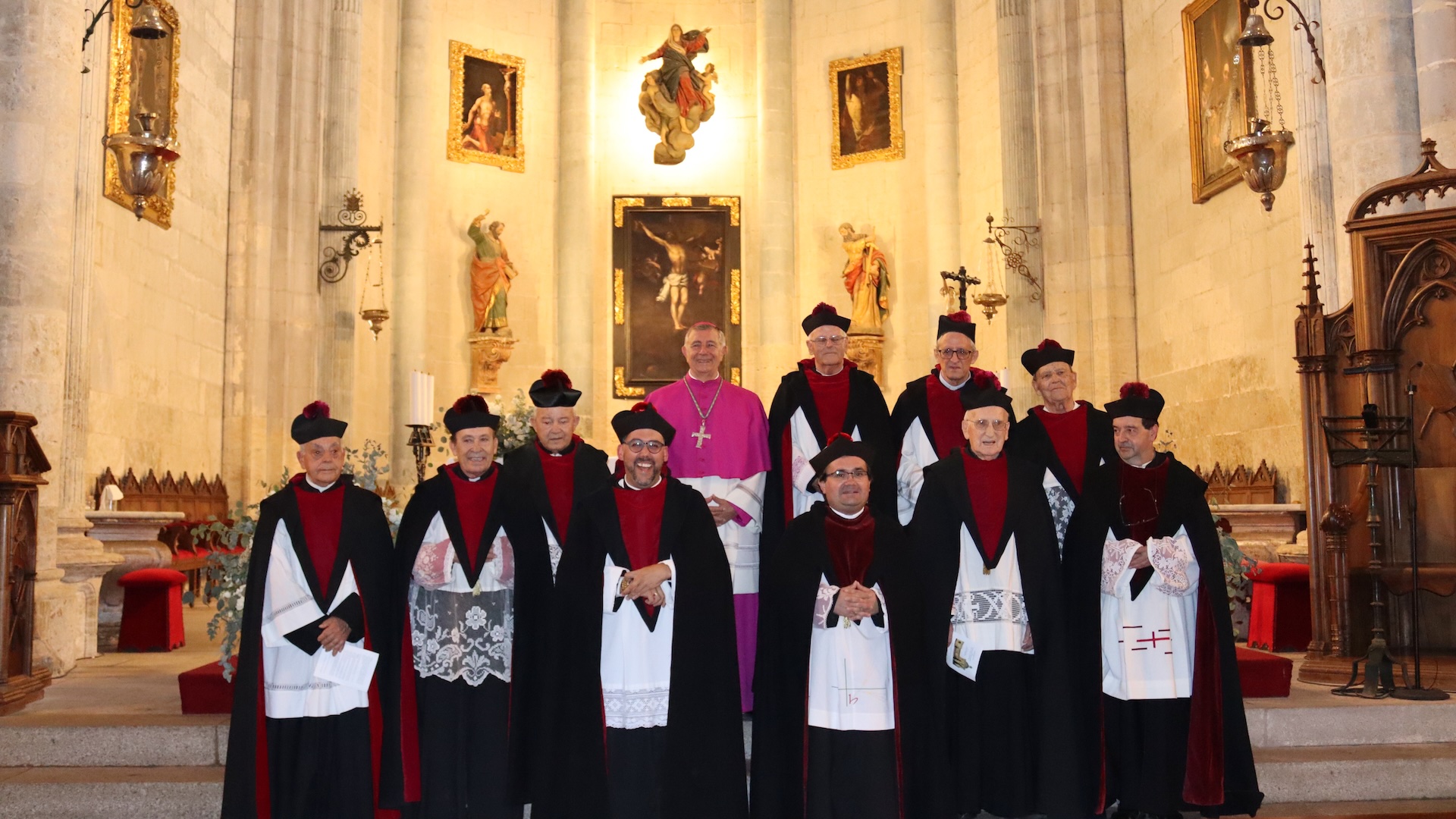 El obispo junto a los miembros del Cabildo de la Catedral de Ciudad Rodrigo