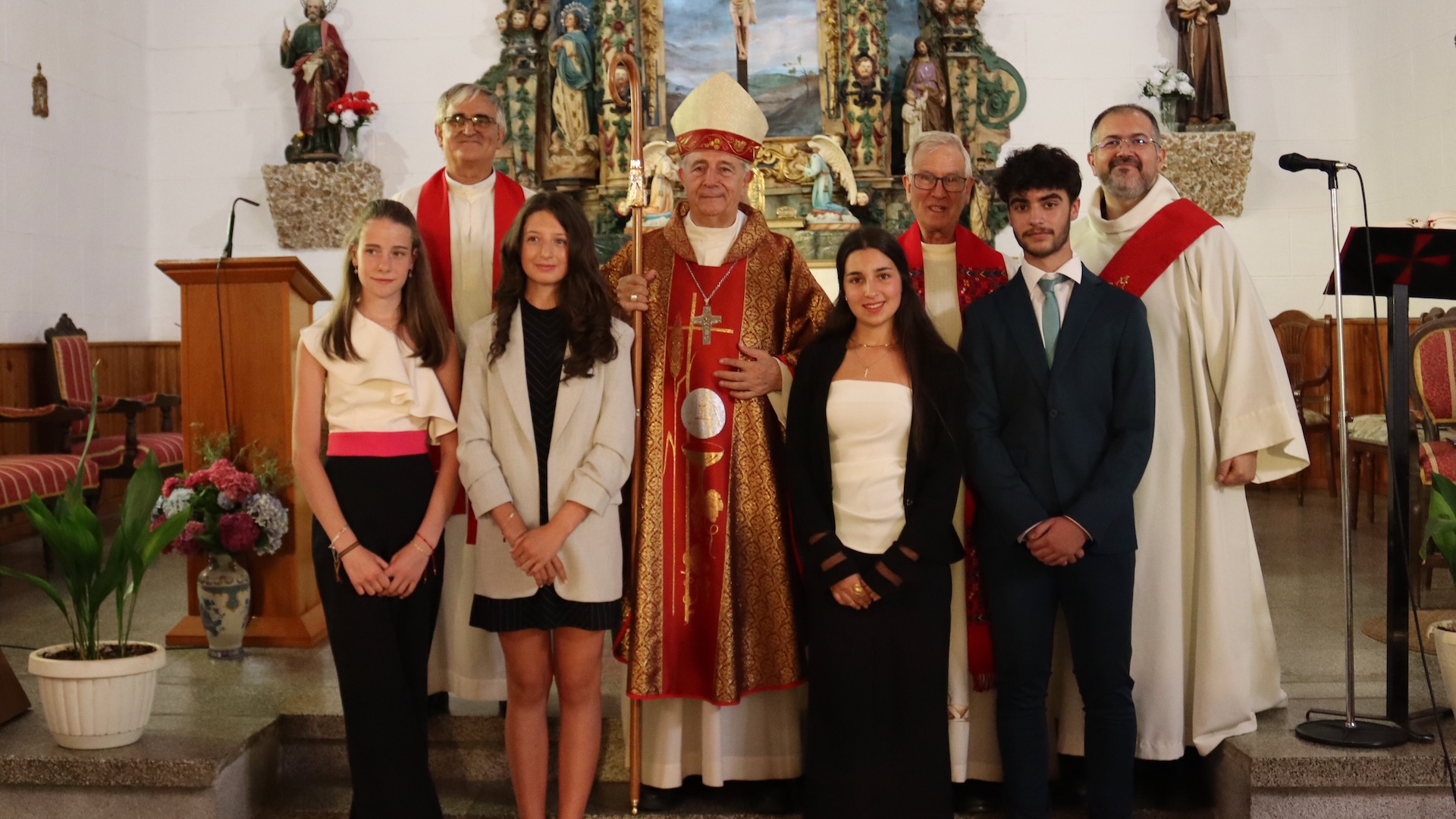 Los confirmandos posan tras la celebración.