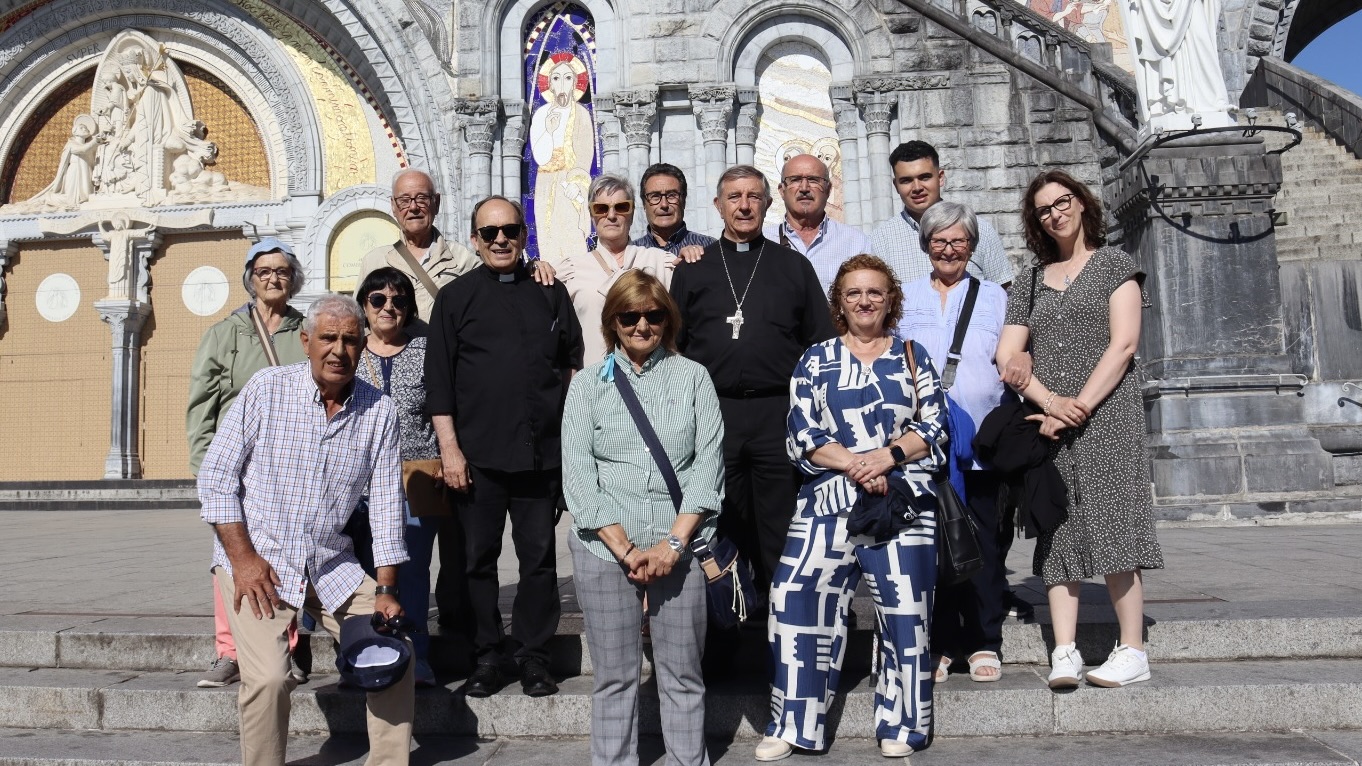 El obispo junto al grupo de peregrinos de Ciudad Rodrigo