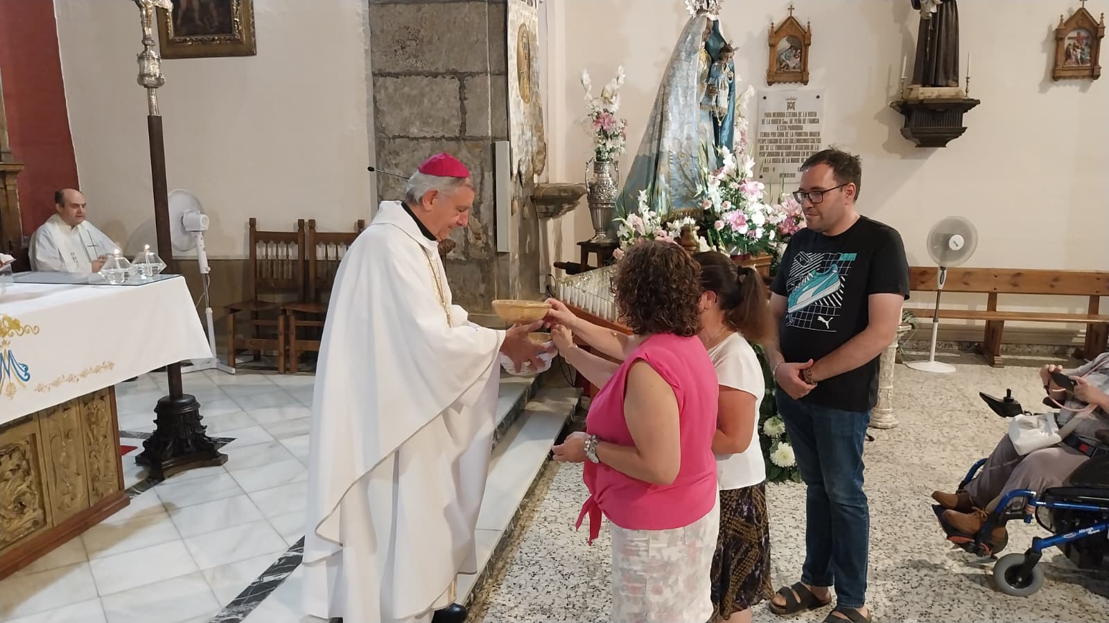El obispo preside la novena en honor a la Virgen de la Peña de Francia